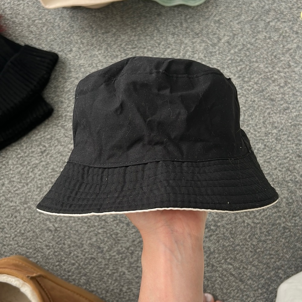 REVERSIBLE BUCKET HAT